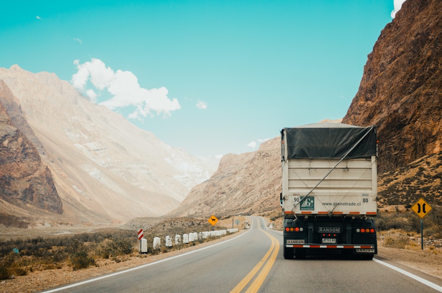 Camión de carga en carretera